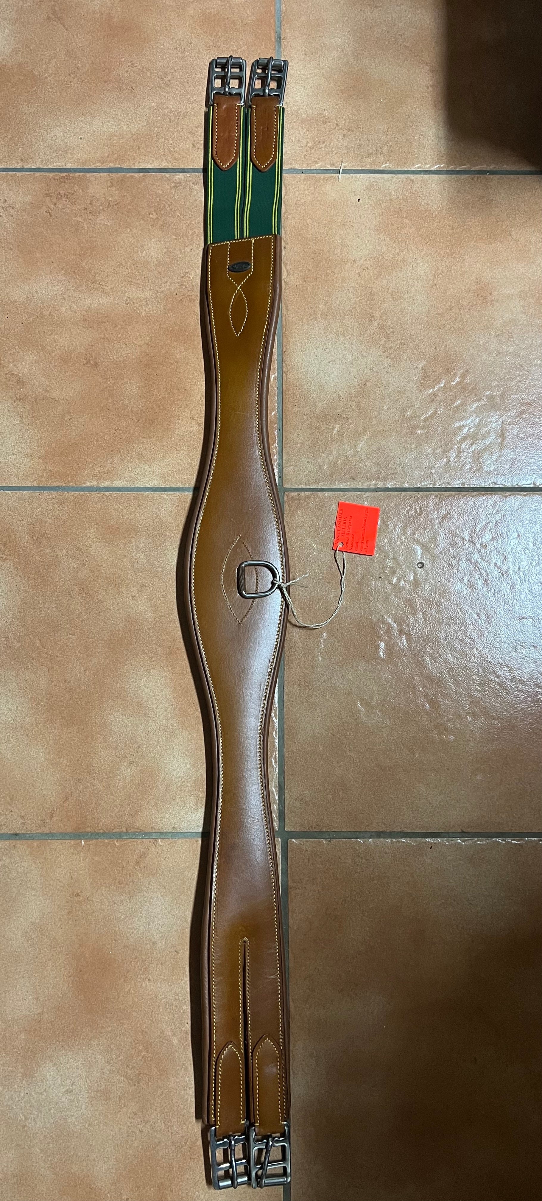 sottopancia inglese sagomato in cuoio color cognac con fibbie verdi