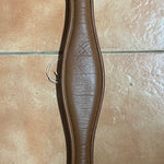 sottopancia inglese sagomato in cuoio color cognac con fibbie verdi