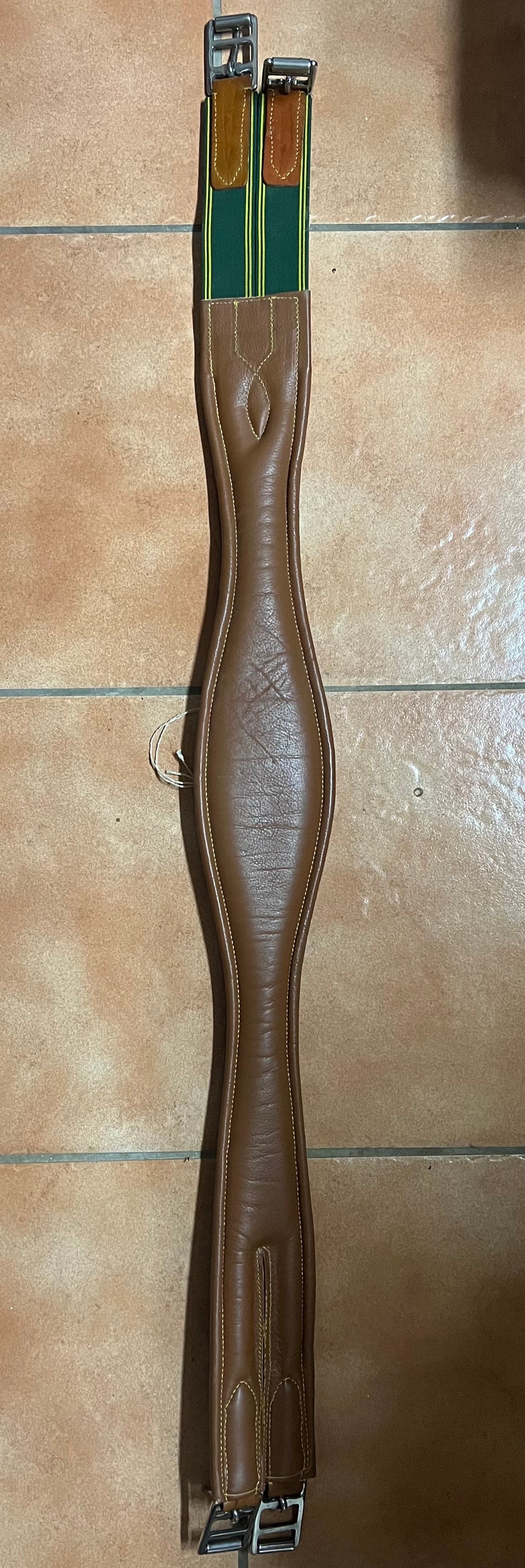 sottopancia inglese sagomato in cuoio color cognac con fibbie verdi